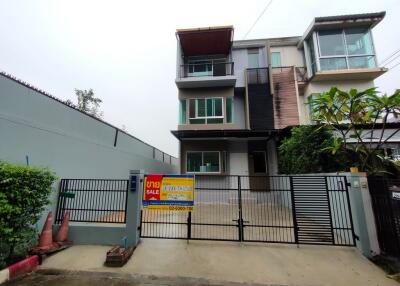 118 Sqm., 3 Beds, 2 Baths Townhouse listed for ฿ 4,830,000.