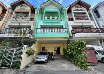 120 Sqm., 3 Beds, 2 Baths Townhouse listed for ฿ 4,725,000.