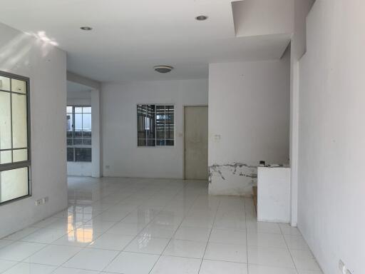 182 Sqm., 3 Beds, 2 Baths Townhouse listed for ฿ 4,620,000.
