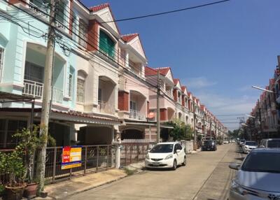 96 Sqm., 3 Beds, 3 Baths Townhouse listed for ฿ 3,900,000.