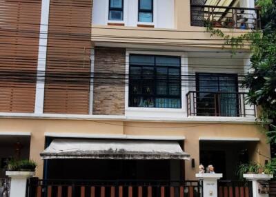 163 Sqm., 3 Beds, 2 Baths Townhouse listed for ฿ 4,410,000.