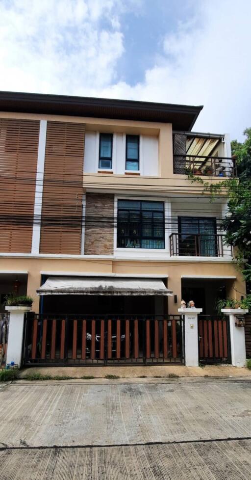 163 Sqm., 3 Beds, 2 Baths Townhouse listed for ฿ 4,410,000.