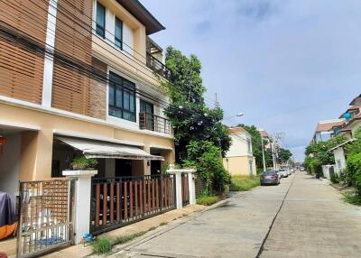 163 Sqm., 3 Beds, 2 Baths Townhouse listed for ฿ 4,410,000.