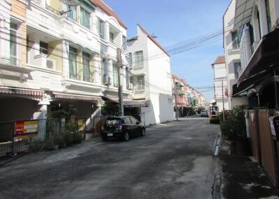 82 Sqm., 3 Beds, 2 Baths Townhouse listed for ฿ 4,305,000.