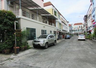 82 Sqm., 3 Beds, 2 Baths Townhouse listed for ฿ 4,305,000.