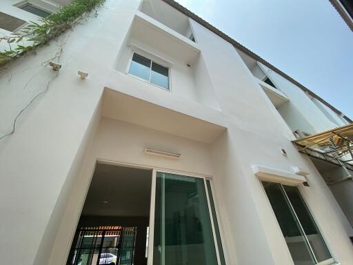 85 Sqm., 4 Beds, 3 Baths Townhouse listed for ฿ 4,220,000.