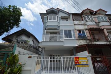 140 Sqm., 3 Beds, 2 Baths Townhouse listed for ฿ 4,200,000.