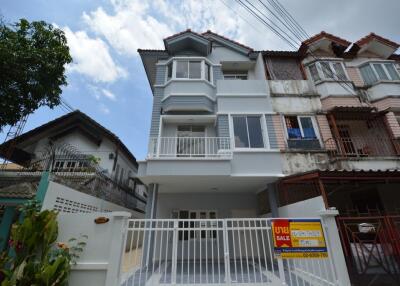 140 Sqm., 3 Beds, 2 Baths Townhouse listed for ฿ 4,200,000.