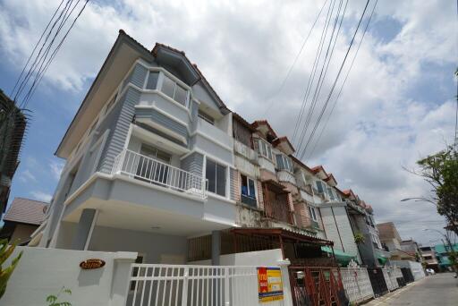 140 Sqm., 3 Beds, 2 Baths Townhouse listed for ฿ 4,200,000.