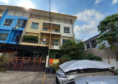 101 Sqm., 2 Beds, 1 Bath Townhouse listed for ฿ 4,200,000.