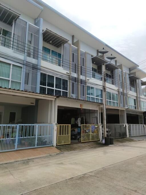 85 Sqm., 3 Beds, 2 Baths Townhouse listed for ฿ 3,675,000.