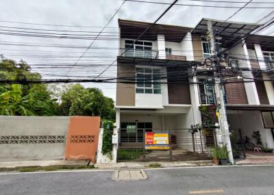 100 Sqm., 4 Beds, 3 Baths Townhouse listed for ฿ 3,675,000.