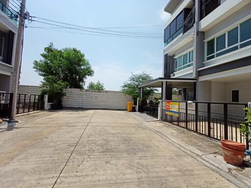 82 Sqm., 3 Beds, 2 Baths Townhouse listed for ฿ 3,675,000.