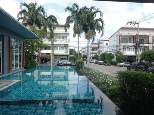 82 Sqm., 3 Beds, 2 Baths Townhouse listed for ฿ 3,675,000.