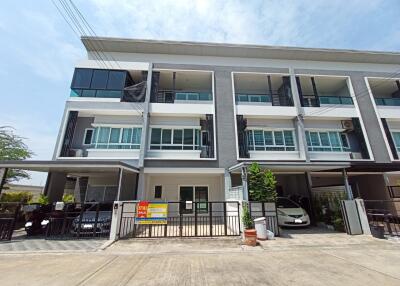 82 Sqm., 3 Beds, 2 Baths Townhouse listed for ฿ 3,675,000.