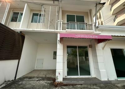 175 Sqm., 3 Beds, 2 Baths Townhouse listed for ฿ 3,619,000.