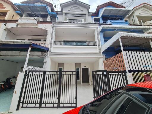 96 Sqm., 4 Beds, 3 Baths Townhouse listed for ฿ 3,570,000.
