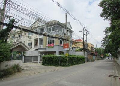 90 Sqm., 2 Beds, 1 Bath Townhouse listed for ฿ 3,570,000.