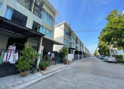 77 Sqm., 3 Beds, 2 Baths Townhouse listed for ฿ 3,360,000.