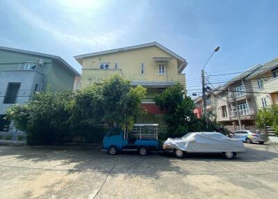 112 Sqm., 3 Beds, 2 Baths Townhouse listed for ฿ 3,360,000.