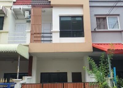 68 Sqm., 3 Beds, 2 Baths Townhouse listed for ฿ 3,255,000.
