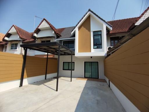 132 Sqm., 3 Beds, 2 Baths Townhouse listed for ฿ 2,700,000.