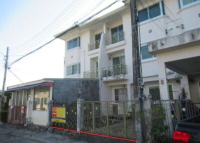 89 Sqm., 3 Beds, 2 Baths Townhouse listed for ฿ 3,098,000.