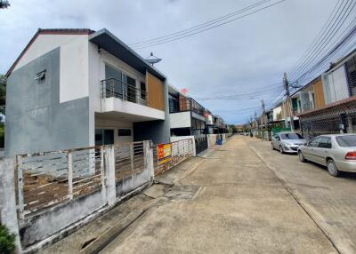 129 Sqm., 3 Beds, 2 Baths Townhouse listed for ฿ 2,755,000.