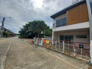 129 Sqm., 3 Beds, 2 Baths Townhouse listed for ฿ 2,755,000.