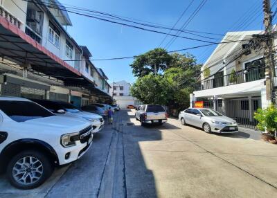 120 Sqm., 2 Beds, 1 Bath Townhouse listed for ฿ 2,940,000.