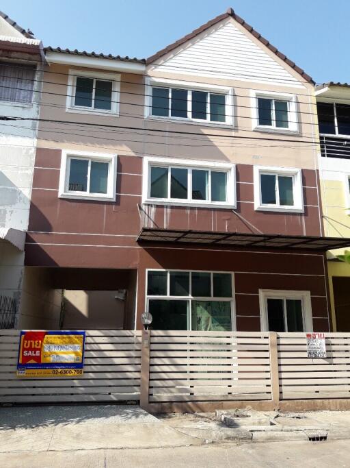 100 Sqm., 4 Beds, 3 Baths Townhouse listed for ฿ 2,700,000.