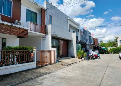 71 Sqm., 2 Beds, 1 Bath Townhouse listed for ฿ 2,565,000.
