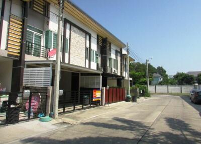 82 Sqm., 3 Beds, 3 Baths Townhouse listed for ฿ 2,835,000.