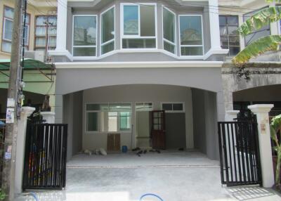 96 Sqm., 6 Beds, 4 Baths Townhouse listed for ฿ 2,537,000.