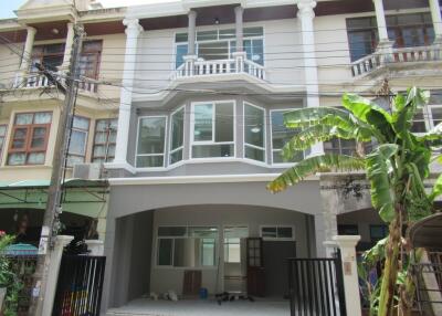 96 Sqm., 6 Beds, 4 Baths Townhouse listed for ฿ 2,537,000.