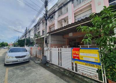 80 Sqm., 3 Beds, 2 Baths Townhouse listed for ฿ 2,730,000.
