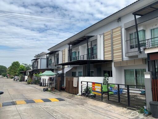 102 Sqm., 2 Beds, 1 Bath Townhouse listed for ฿ 2,423,000.