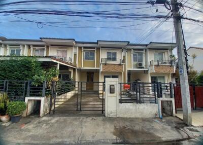 96 Sqm., 2 Beds, 1 Bath Townhouse listed for ฿ 2,375,000.