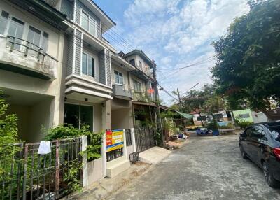 80 Sqm., 3 Beds, 2 Baths Townhouse listed for ฿ 2,375,000.