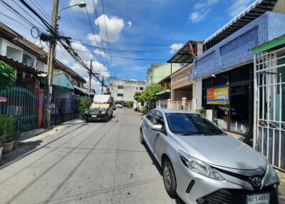 76 Sqm., 2 Beds, 1 Bath Townhouse listed for ฿ 2,375,000.