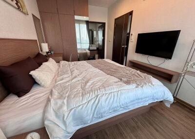 Cozy and well-furnished bedroom with modern amenities