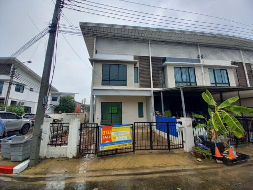 104 Sqm., 2 Beds, 1 Bath Townhouse listed for ฿ 2,280,000.