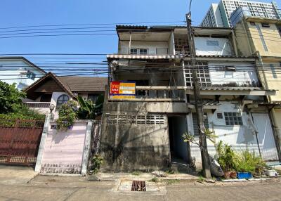 76 Sqm., 2 Beds, 1 Bath Townhouse listed for ฿ 2,280,000.