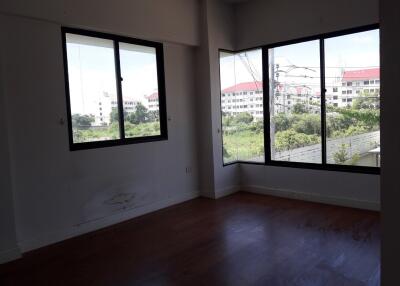 96 Sqm., 3 Beds, 2 Baths Townhouse listed for ฿ 2,100,000.