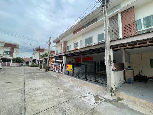 122 Sqm., 2 Beds, 1 Bath Townhouse listed for ฿ 2,033,000.
