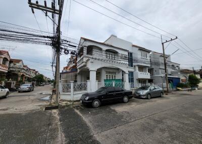 116 Sqm., 3 Beds, 2 Baths Townhouse listed for ฿ 1,800,000.