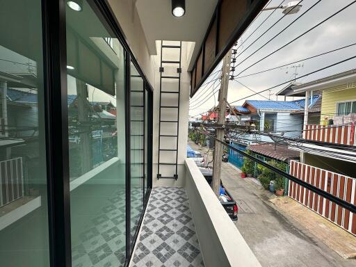 64 Sqm., 2 Beds, 1 Bath Townhouse listed for ฿ 2,100,000.
