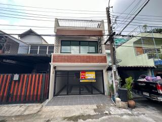 64 Sqm., 2 Beds, 1 Bath Townhouse listed for ฿ 2,100,000.