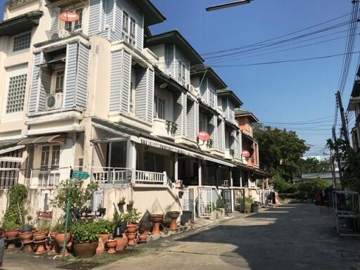 80 Sqm., 3 Beds, 2 Baths Townhouse listed for ฿ 1,900,000.