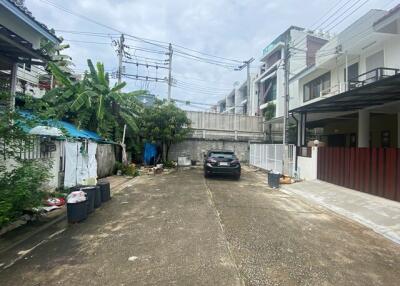 118 Sqm., 2 Beds, 1 Bath Townhouse listed for ฿ 1,900,000.